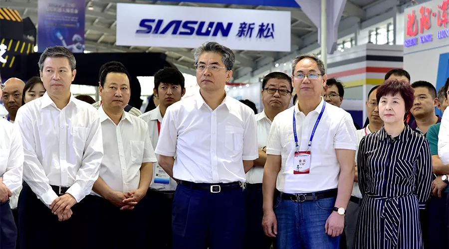 遼寧省委宣傳部部長(zhǎng)張福海，沈陽市委宣傳部部長(zhǎng)馮守權(quán) 蒞臨新松展位參觀指導(dǎo)