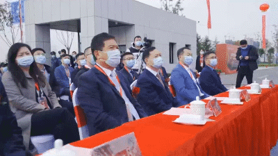 新松公司副總裁、智能裝備BG總裁劉子軍出席中遠海運智能產(chǎn)線啟動儀式.gif