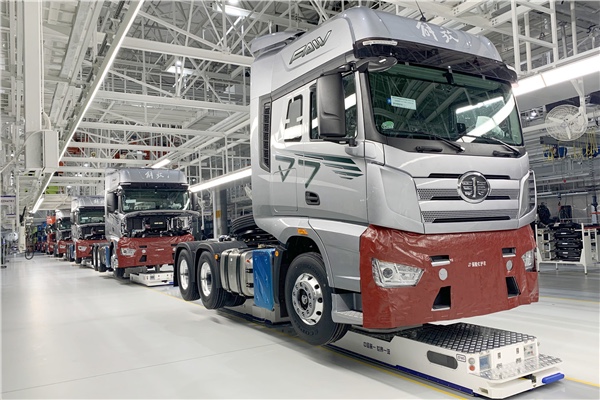 “重器”擔當！新松移動機器人批量進駐一汽解放J7智能工廠