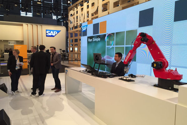 新松機(jī)器人公司與德國(guó)SAP公司聯(lián)合參展CeBIT 2015，獲中德副總理高度評(píng)價(jià)